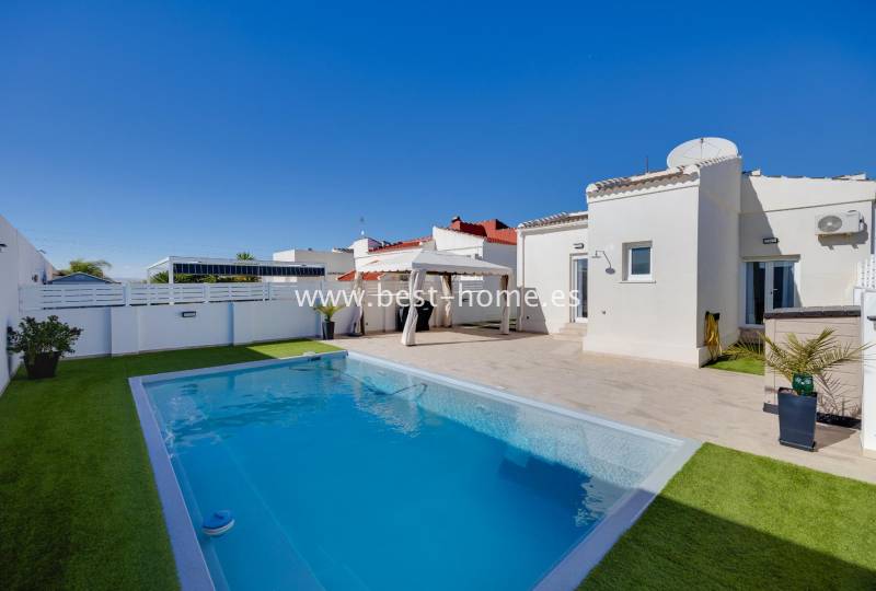 Villa - Sale - Torrevieja - Torrevieja